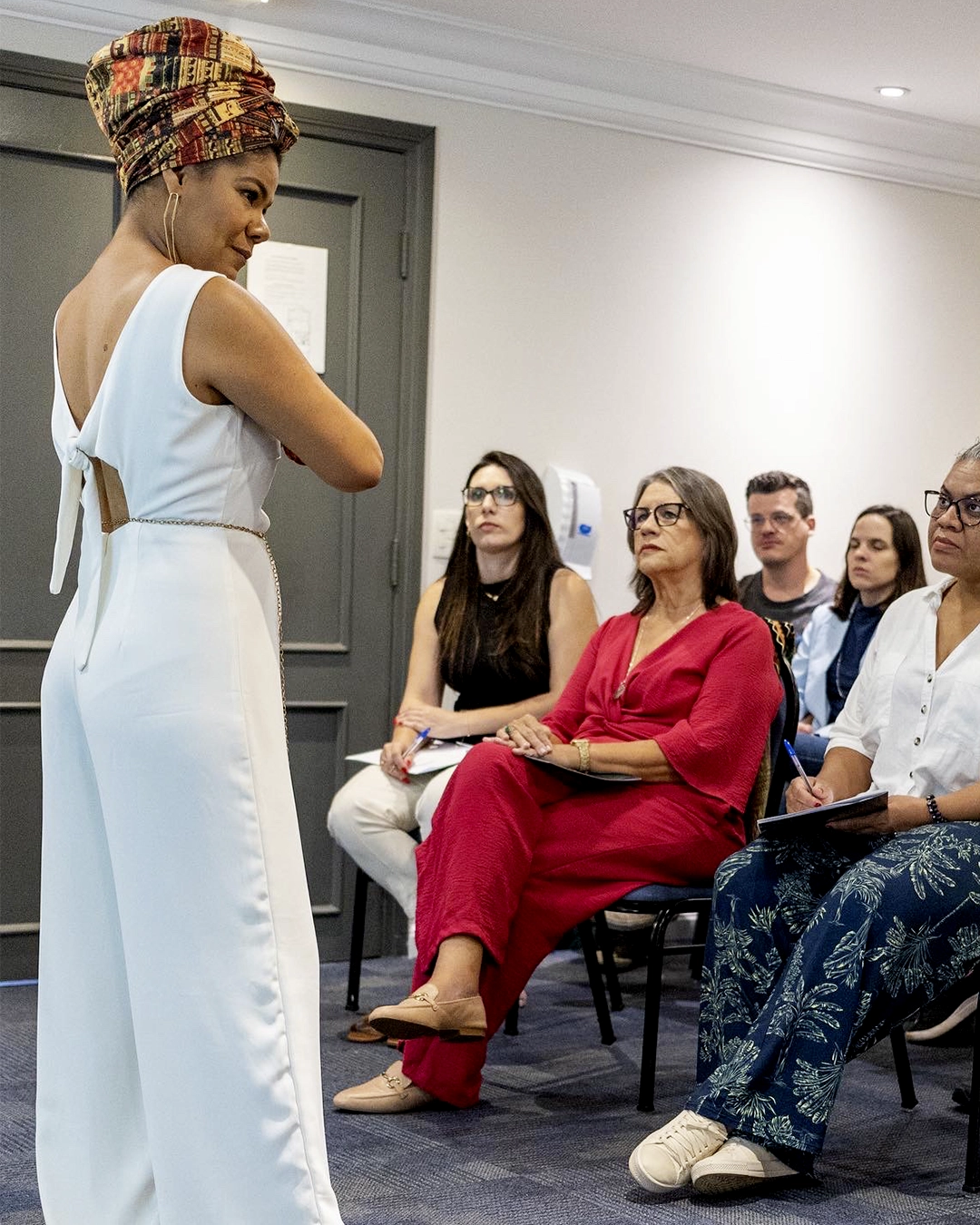 Mulher em momento de regulação emocional